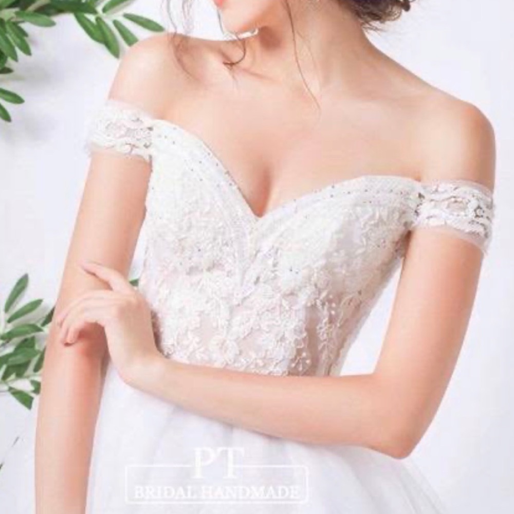 David’s Bridal Detachable bicep straps